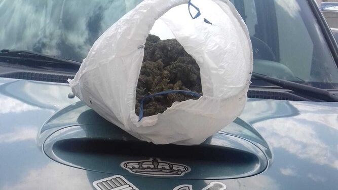 La marihuana que lanzaron desde el coche tras saltarse el control en Guadix.