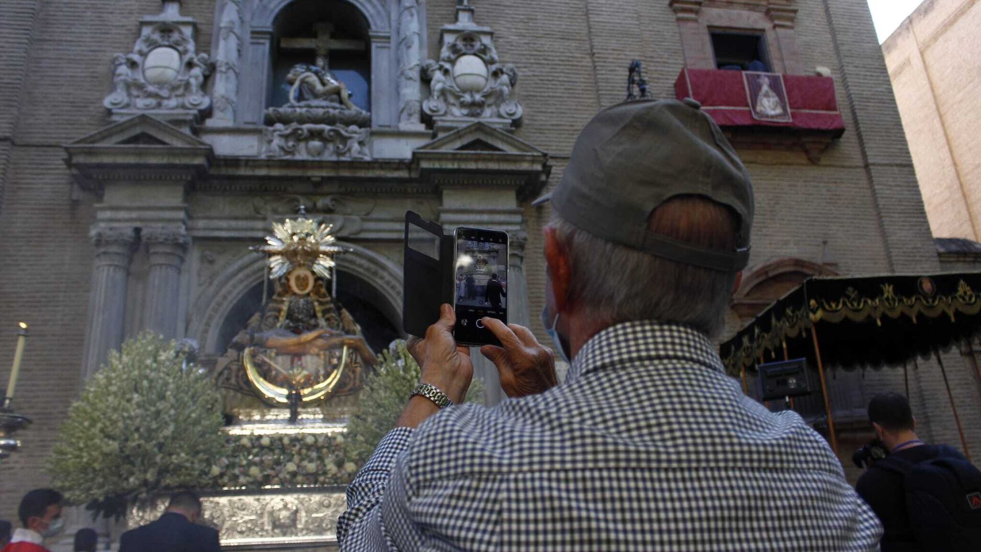 Fotos: La Virgen de las Angustias, en la puerta de la Bas&iacute;lica para ser venerada