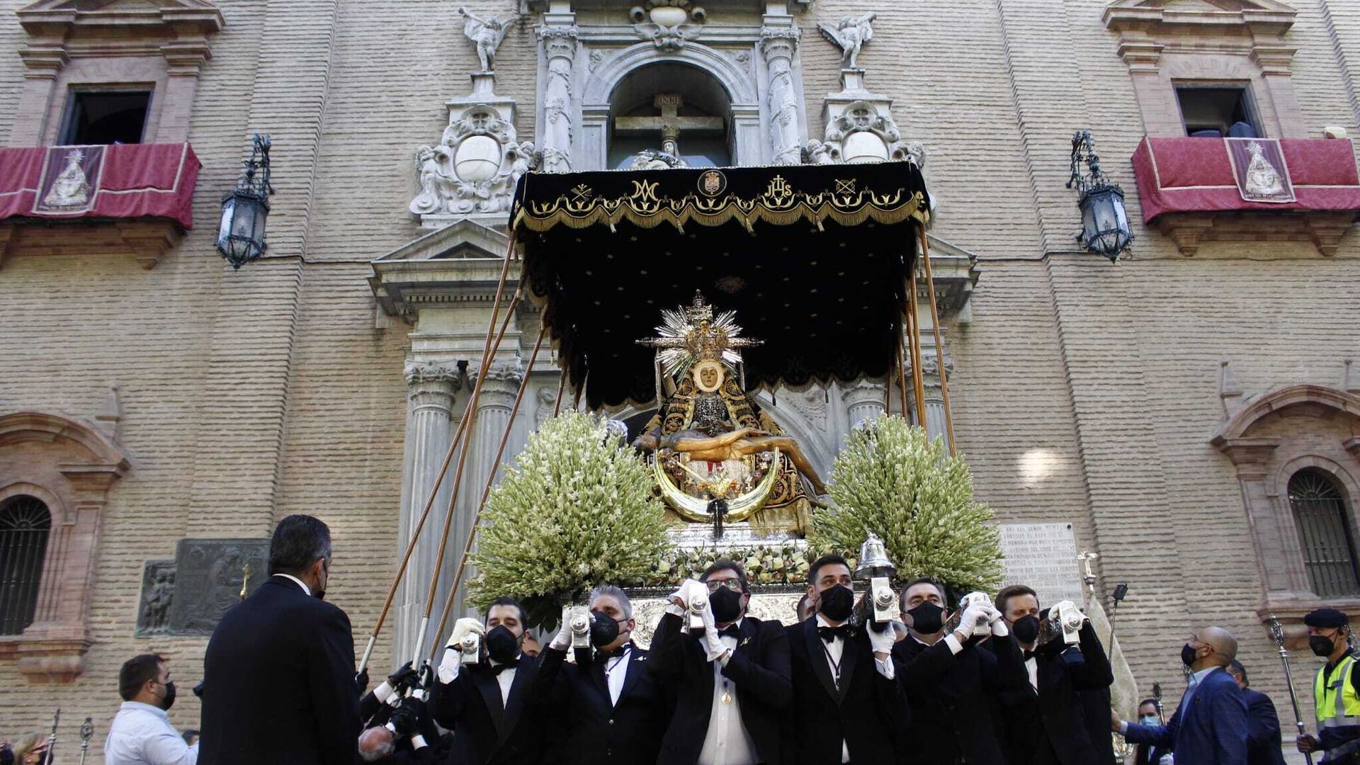 Fotos: La Virgen de las Angustias, en la puerta de la Bas&iacute;lica para ser venerada