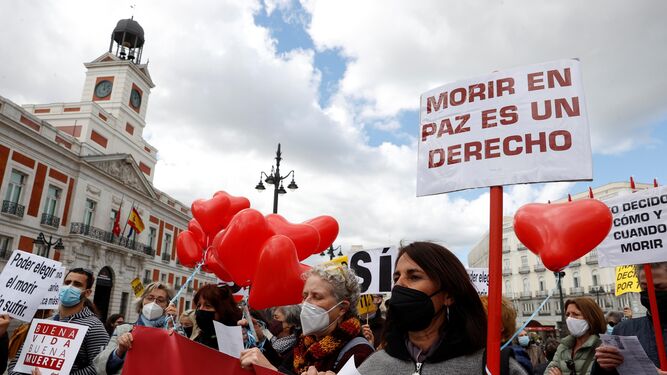 Un grupo de personas se manifiesta en Madrid para reclamar la ley ya aprobada, en una foto de archivo.