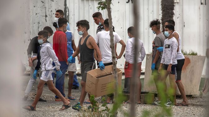 Menores en el albergue de Piniers, adonde fueron trasladados algunos de los 850 menores inmigrantes que irrumpieron desde Marruecos en Ceuta en mayo.