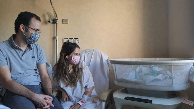 Unos padres observan a su recién nacida en el Hospital Virgen de las Nieves.