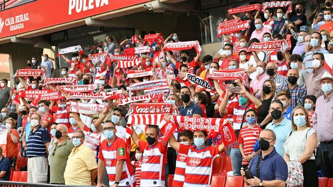 Ir al fútbol... y a vacunarse: habrá una unidad móvil de la Junta en el partido entre Granada CF y Sevilla