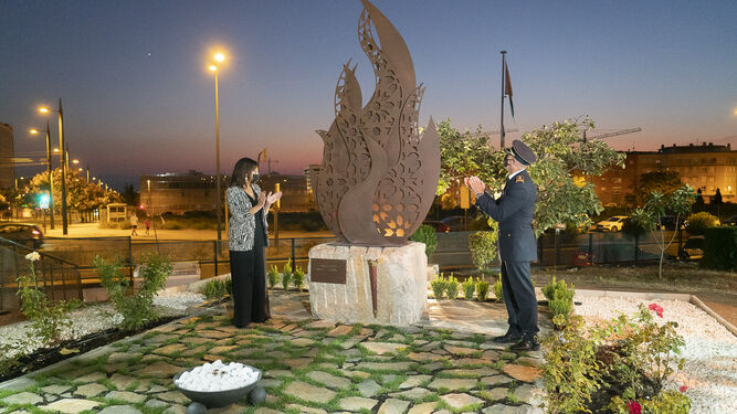 Momento de la inauguración de la esculturas que homenajea a los bomberos puertos en acto de servicio