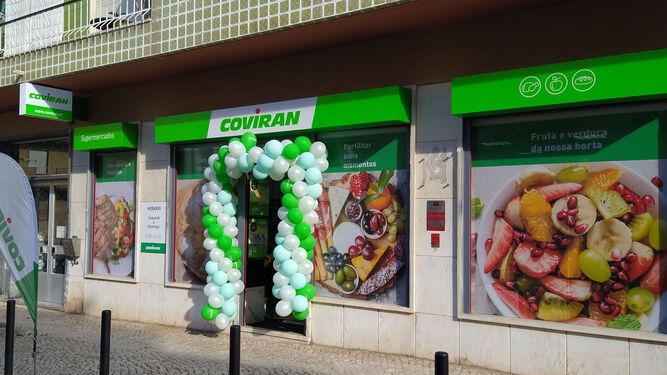 Fachada del nuevo supermercado Covirán en Amadora en su inaugiración