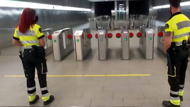 Dos empleados de Seguridad del Metro de Granada en una de sus estaciones subterráneas