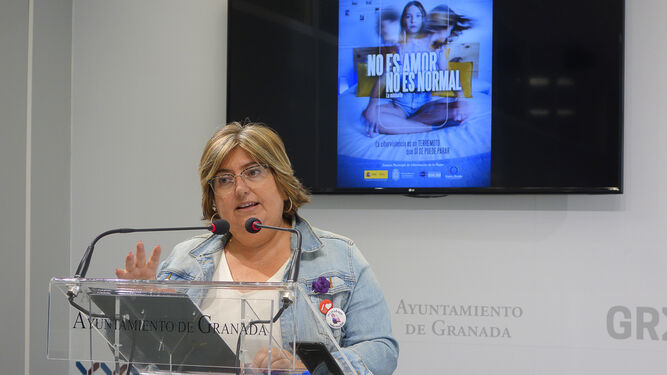 La concejal de Igualdad de Ganada, Ana Muñoz, durante la presentación de la campaña