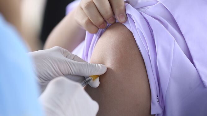 Una persona recibe una dosis de la vacuna contra la Covid-19.