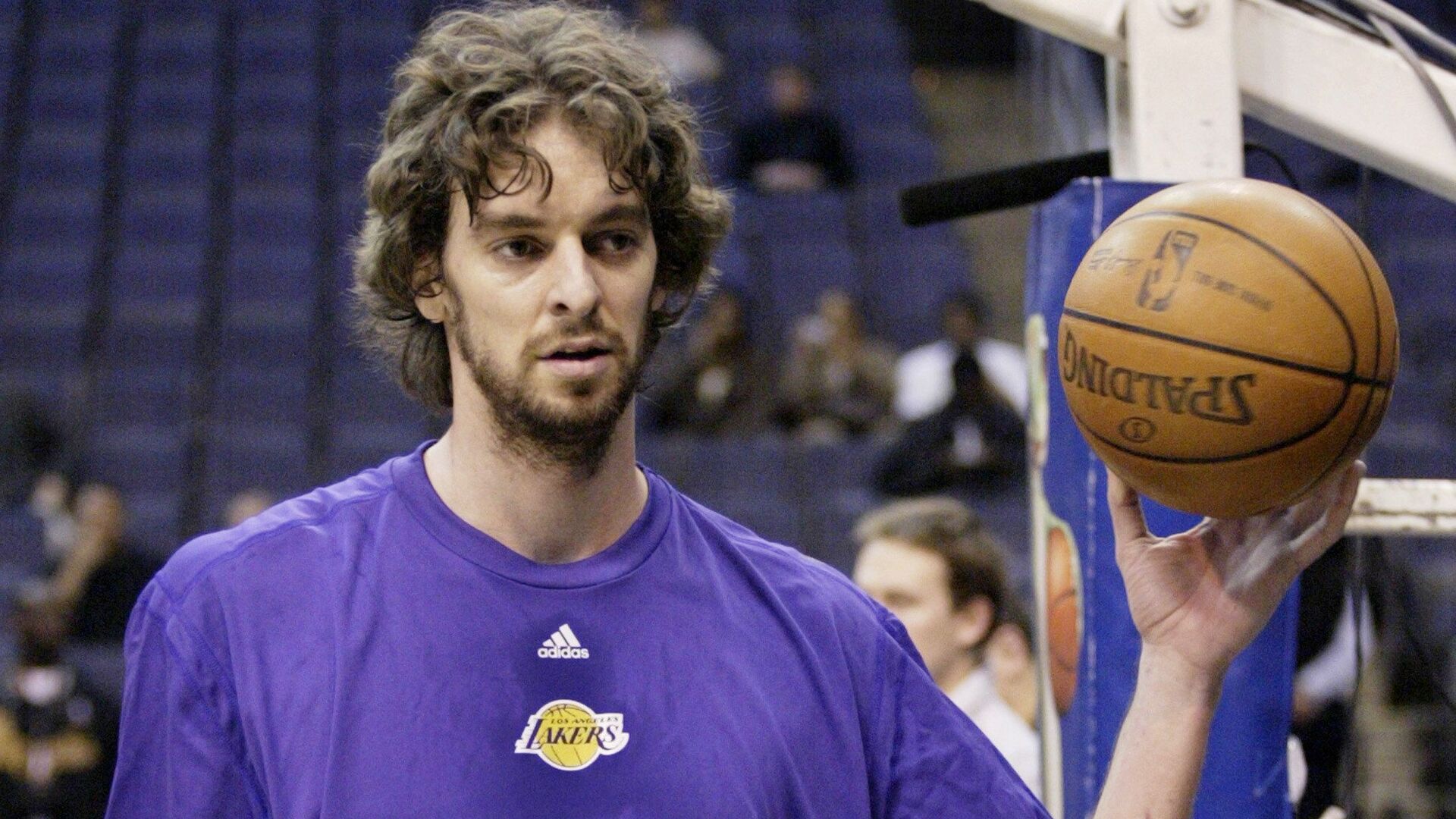 En febrero de 2008 fue traspasado a Los &Aacute;ngeles Lakers.