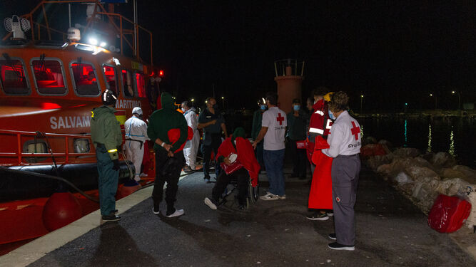 Rescatadas 19 personas tras naufragar cerca de la isla de Alborán