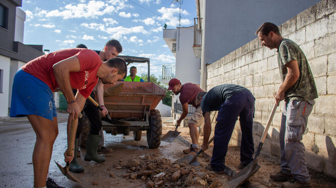 Vecinos trabajan para arreglar los daños de una tromba de agua