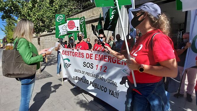 CSIF Granada protesta para exigir el fin de la subcontratación del servicio de Emergencias 112 en la provincia