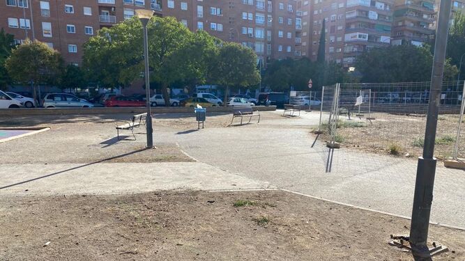 Vecinos de Granada urgen a comenzar las obras en la plaza Rafael Guillén del barrio de Cervantes