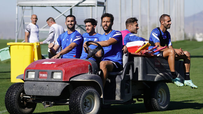 Germán, Gonalons, Carlos Neva, Víctor Díaz y Rochina, en un carrito en la ciudad deportiva