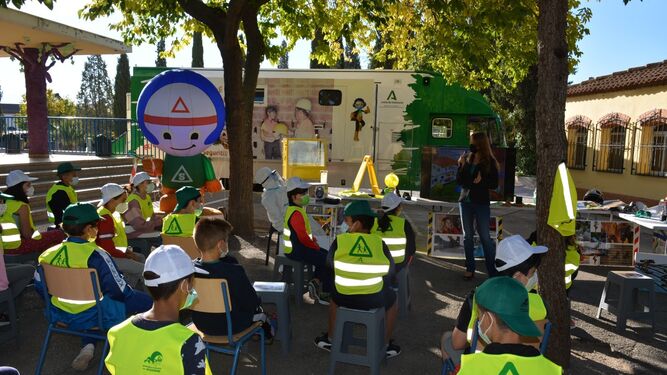 La campaña escolar 'Aprende a crecer con seguridad', que ha arrancado en Albolote.