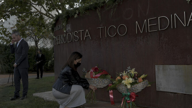 Despedida al cronista oficial de Granada, Tico Medina, con una ofrenda floral en su parque