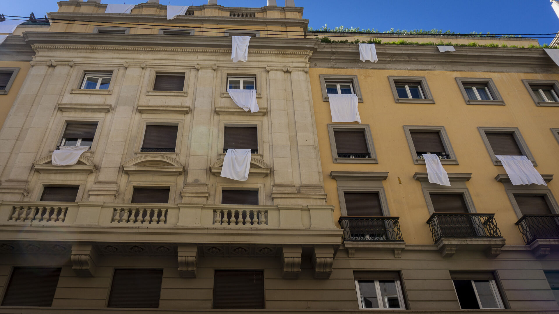 Fotos: Calle Ganivet de Granada vestida con s&aacute;banas blancas como protesta vecinal por los ruidos