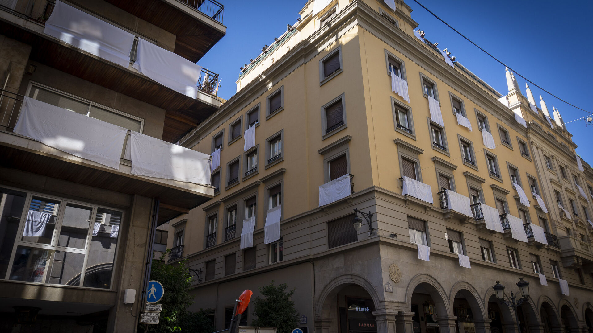 Fotos: Calle Ganivet de Granada vestida con s&aacute;banas blancas como protesta vecinal por los ruidos