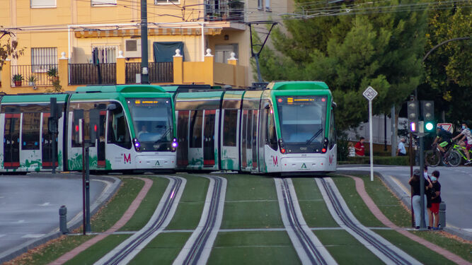Dos unidades de trenes del Metro de Granada se cruzan junto a la estación de Autobuses de la capital.