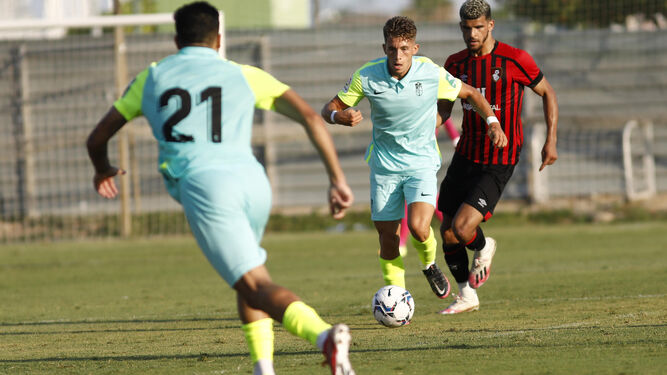 Isma Ruiz conduce el balón en un partido de pretemporada del Granada CF