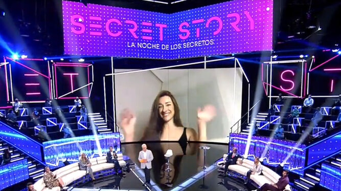 El plató de 'Secret Story', con Adara en la pantalla.