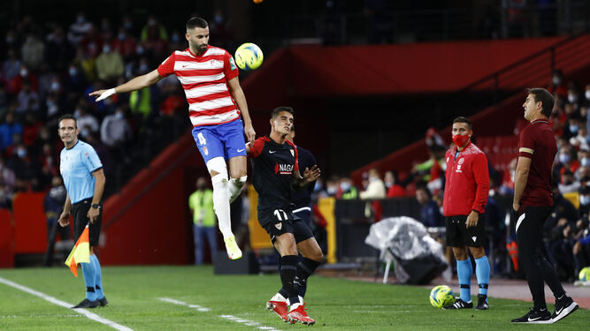 Maxime Gonalons salta mucho más que un rival en el pasado Granada CF-Sevilla