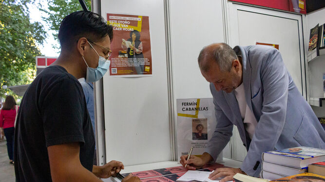 Firma solidaria en la Feria del Libro de Granada
