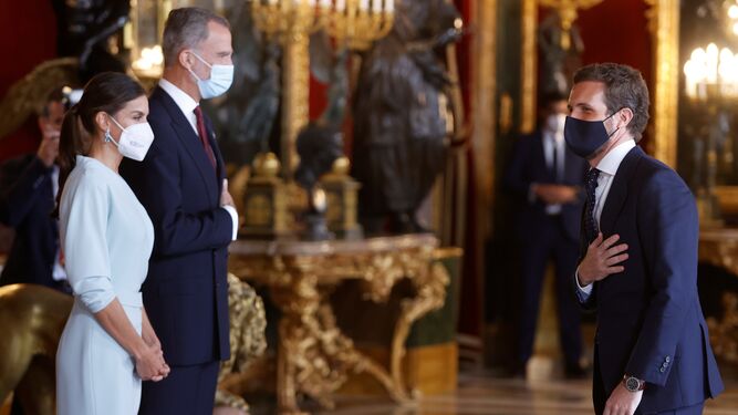 Los Reyes saludando al líder del Partido Popular, Pablo Casado, este martes en la recepción del Palacio Real por el 12-O.