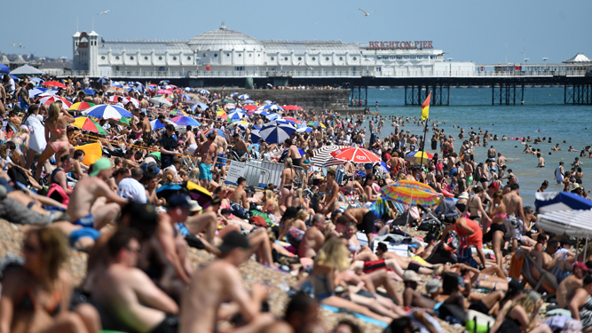 Aglomeraciones en la playa de Brighton en plena pandemia.