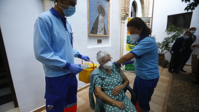 Manuela García recibe la vacuna de la gripe en Córdoba.