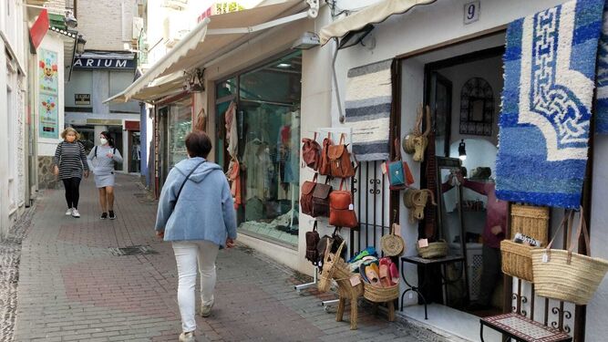Cerca de 300 establecimientos comerciales de la Costa de Granada reciben ayudas tras cerrar por la pandemia
