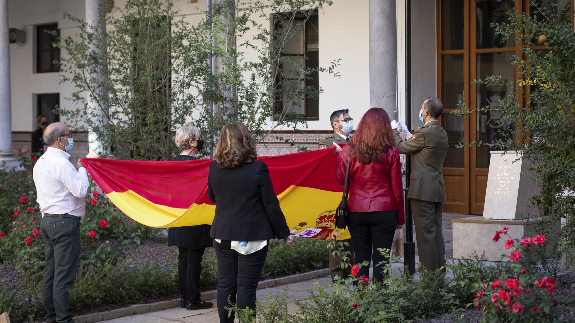 Fotos: la fiesta nacional se celebra en el Madoc de Granada con el izado de la bandera