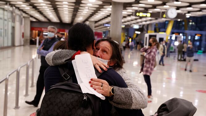 Una madre se despide de su hijo en el aeropuerto de Barajas