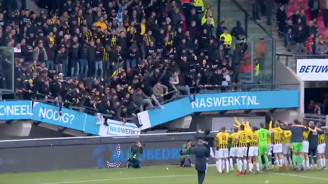 Momento en el que la grada cede durante la celebración de los jugadores del Vitesse.