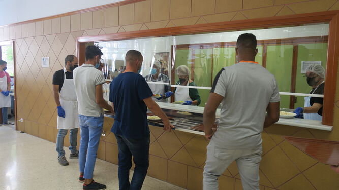 Los usuarios vuelven a las instalaciones del Comedor Social San Juan de Dios de Granada.