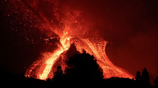 La lava sigue sin parar de emanar del volcán de Cumbre Vieja.