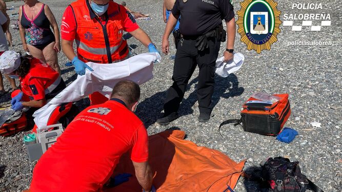 Costa Granada: Rescatan a una mujer del mar tras precipitarse desde el Peñón de Salobreña