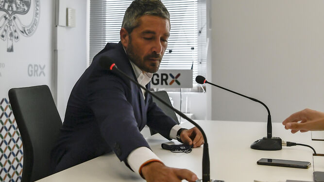 El concejal Manuel Olivares en una rueda de prensa