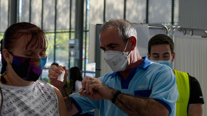 Un enfermero pone una vacuna contra el coronavirus