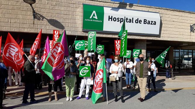 Protesta celebrada el jueves en el Hospital de Baza contra los despidos