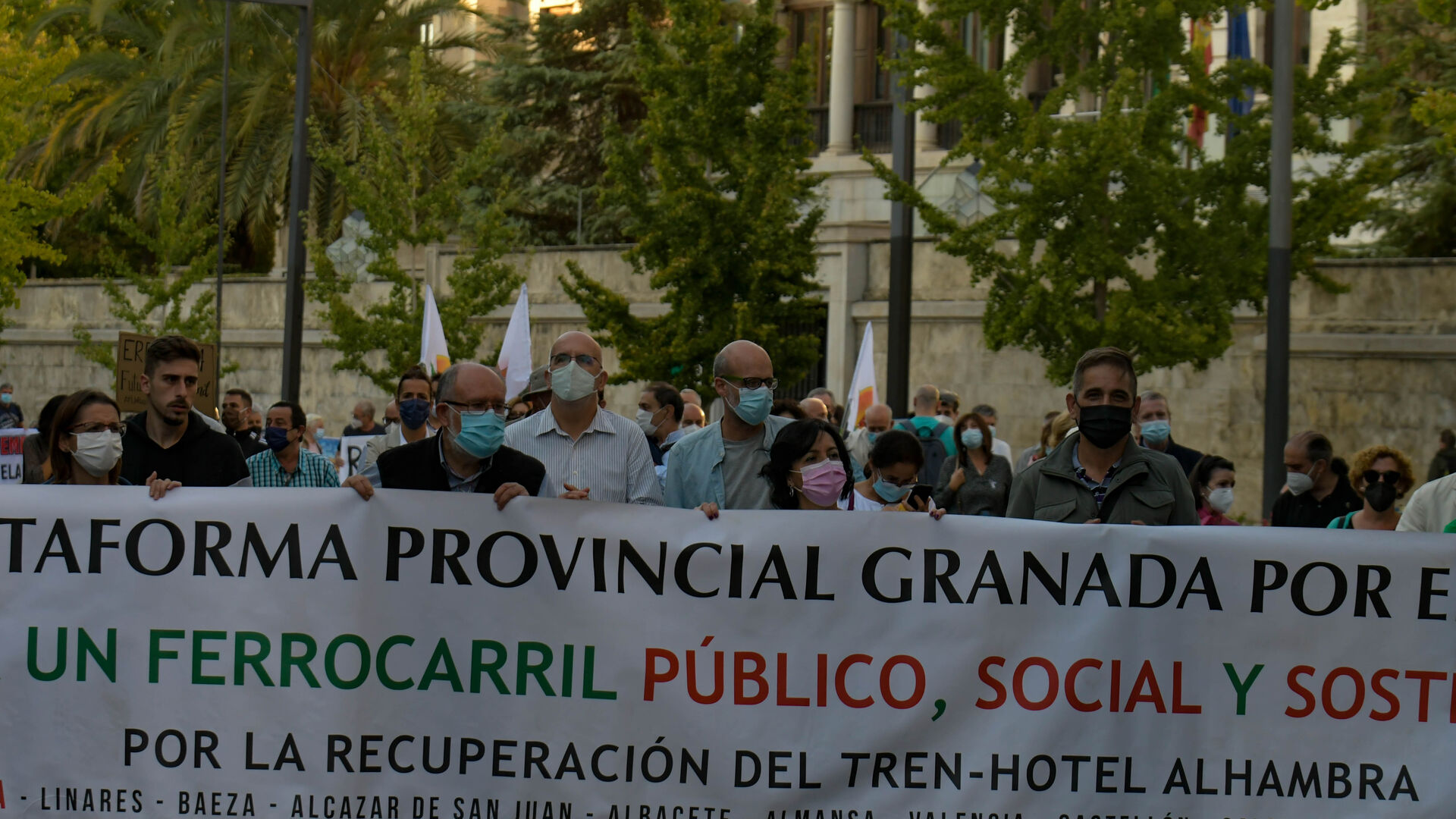 Fotos: Im&aacute;genes de la manifestaci&oacute;n por el ferrocarril celebrada en Granada