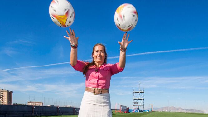 Patricia Rodríguez, rodeada de balones en la ciudad deportiva del Granada CF