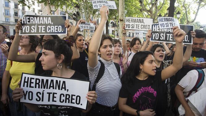 Una protesta contra la primera sentencia de La Manada que apreció sólo un delito de abuso sexual y no de violación.