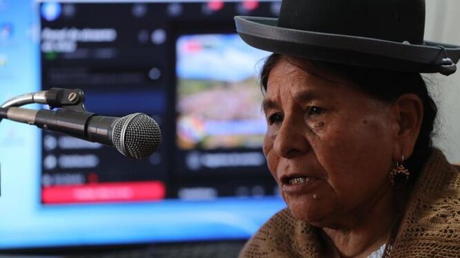 La comunicadora aimara Rosa Jalja trabaja en su emisora, el 13 de octubre de 2021, en la localidad de Copacabana (Bolivia)