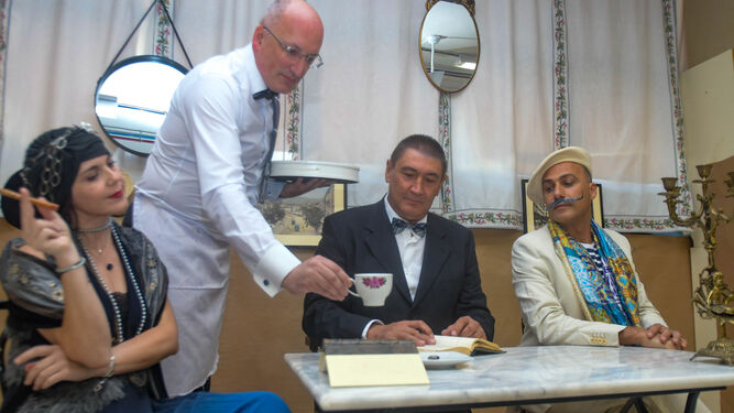 Xirgu, el camarero del Café Gijón, García Lorca y Dalí, durante la representación teatral