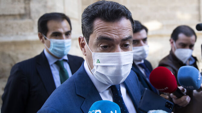 El presidente de Andalucía, Juanma Moreno, a su salida del Parlamento.