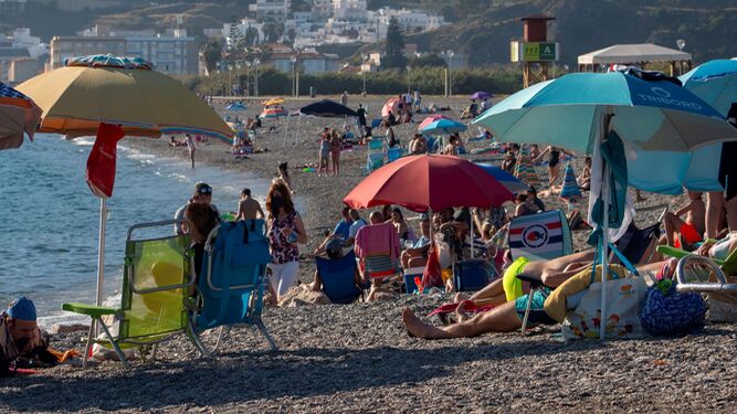 Personas en la playa de Salobreña este verano