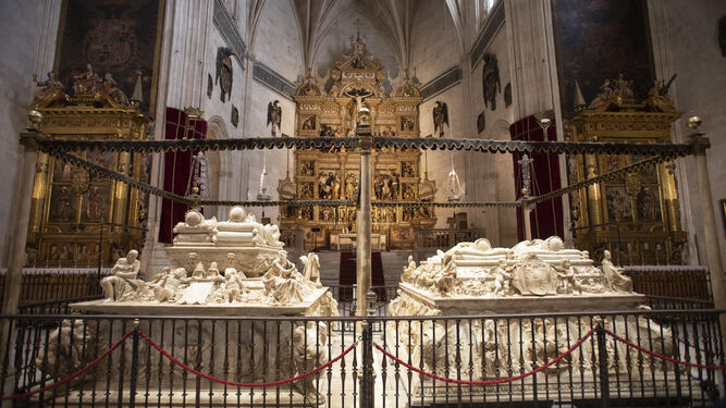 El mausoleo con los restos de los Reyes Católicos a la Capilla Real de Granada.