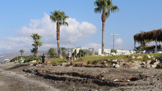 Destrozos en Playa Granada después de un temporal