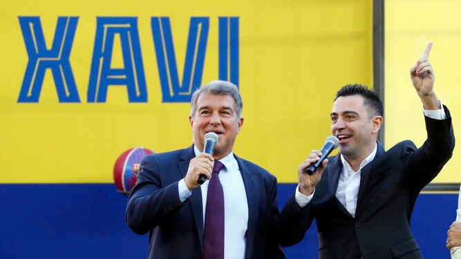 Laporta y Xavi cantan acompañando a la afición reunida en el Camp Nou.